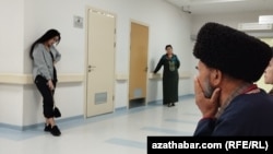 Aşgabadyň lukmançylyk edaralarynyň birinde lukmanyň ýanyna girmek üçin nobatynyň ýetmegine garaşýan raýatlar (Illýustrasiýa suraty)