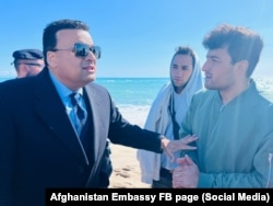 سفیر افغانستان هنگام دیدار با بازمانده گان افغان کشتی غرق شده مهاجرین(‌عکس از صفحه فیسبوک سفارت افغانستان در ایتالیا)