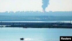 Місто і порт Тамань Краснодарського краю Росії – один із важливих транспортних вузлів для відвантаження енергоносіїв (на фото пожежа на одному з резервуарів нафтосховища в Тамані 3 травня)