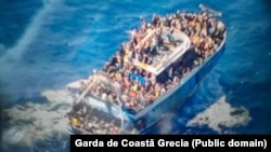 Грекиянын Жээк көзөмөл кызматы мигранттар бараткан кеме чөгөрдүн алдында тартылган сүрөттү таркатты. 14-июнь, 2023-жыл. 
