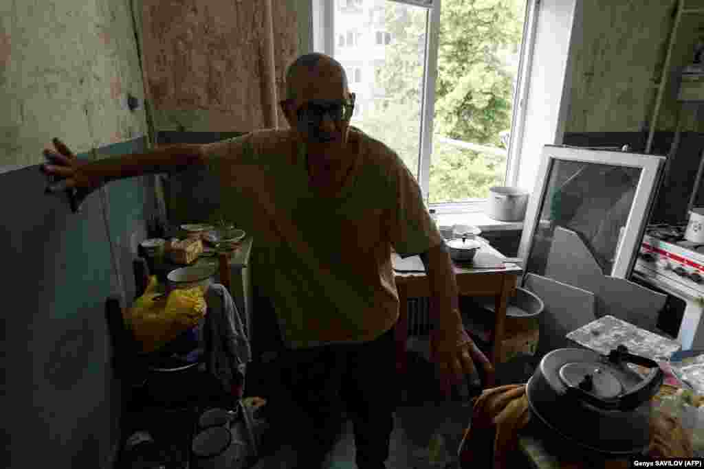 Гроздов відмовляється залишати свій дім і місто, де поховані його дружина і син. У нього немає ні електрики, ні води, але туристична горілка і харчі, які привозять волонтери.&nbsp;&nbsp;