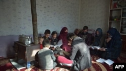 یک خانواده افغان. عکس از آرشیف جنبه تزئینی دارد