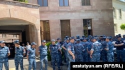 Ոստիկանական ուժեր Քննչական կոմիտեի շենքի մոտ, 3-ը հունիսի, 2024թ․