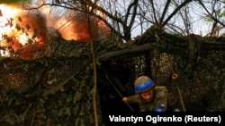 Військовослужбовець 13-ї бригади оперативного призначення «Хартія» веде вогонь у бік російських позицій у Харківській області, Україна, 21 травня 2024 року