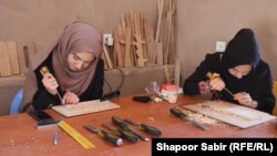 دختران با شوق و ذوق کار حکاکی را دنبال می کنند