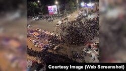 Бишкекте жыйналган жаштар. 18-майга караган түн, 2024-жыл. Бишкек, Кыргызстан.