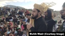 منظور پشتین رهبر جنبش تحفظ پشتون حین ایراد سخنرانی. 