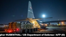 АКШнын гуманитардык жардамы учакка жүктөлүп жаткан учур, 1-март 2024-жыл.