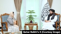 تصویر آرشیف: روزا اونتبایوا نماینده ویژه سازمان ملل و رئیس دفتر یوناما در افغانستان در دیدار با امیرخان متقی سرپرست وزارت خارجه حکومت طالبان. 