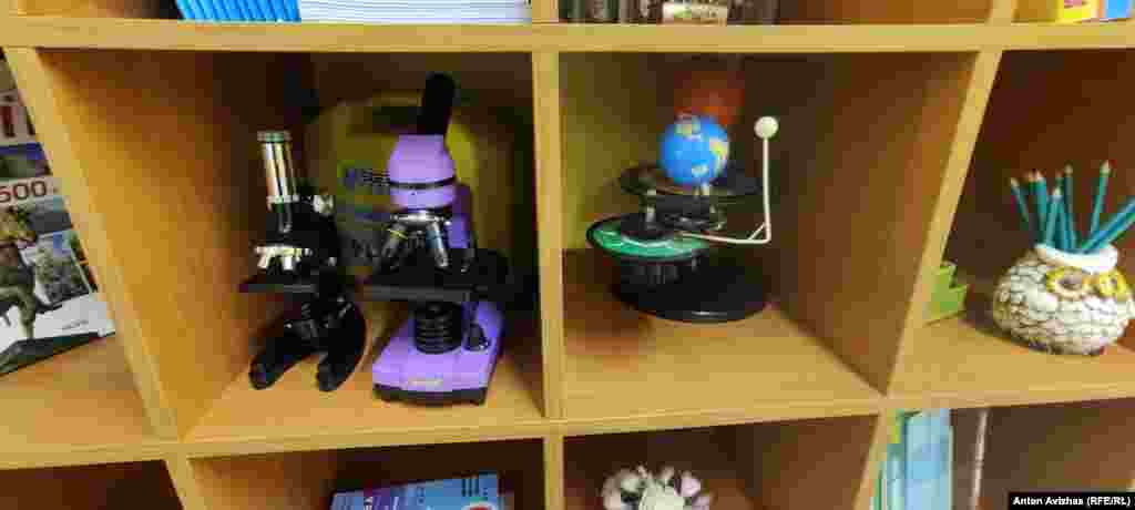 Шкільний інвентар в одному з навчальних кабінетів для учнів старших класів &nbsp;