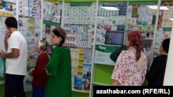 Türkmenistandaky dermanhanalaryň birinde derman satyn almak üçin nobata duran raýatlar (Illýustrasiýa suraty)