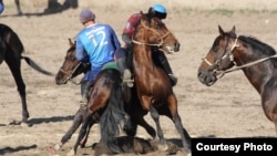 Көк бөрү боюнча Нооруз майрамына арналган республикалык мелдеш "Ак-Кула" ат майданында өтүүдө.  