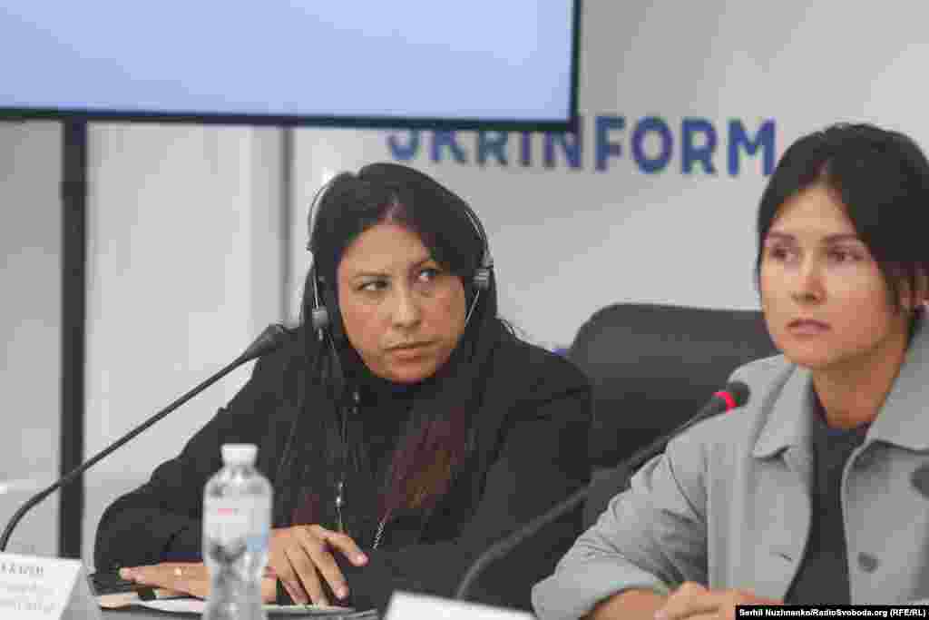 Дружина ув&#39;язненого журналіста Катерина Єсипенко (праворуч на фото) розповідає про стан її чоловіка та про те, що відомо про умови його утримання в незаконному ув&#39;язненні.&nbsp; Нікола Карім, головна редакторка Радіо Свобода (ліворуч на фото) заявивла, що , Радіо Вільна Європа/Радіо Свобода (РВЄ/РС) вважає своїм найвищим пріоритетом боротьбу за звільнення своїх журналістів, які перебувають у в&rsquo;язниці. &nbsp;