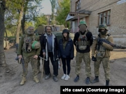 Олександра Сахарук з місцевим жителем та українськими військовими в Часовому ярі (Архів Олександри Сахарук)
