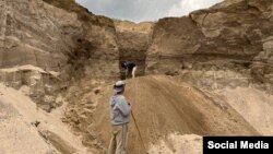 Табылган сөөктү казуу учуру.