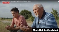 “МедиаХаб” тобунун жетекчиси Али (Мухаммедали) Токтакунов менен Арстанбек Болот уулу сталиндик репрессия курмандыктарынын сөөктөрү жашыруун көмүлгөн деп жоромол кылынган Кекилик-Учар дөбөсүндө. Куршаб жергеси, Өзгөн району, Ош облусу, Кыргызстан. 25.7.2023.