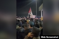 Із прапором Палестини в аеропорту Махачкали натовп перевіряє машини, щоб виявити єврейських біженців із Ізраїлю. Дагестан, 28 жовтня 2023 року