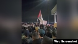 Собравшаяся толпа ворвалась в здание аэропорта и проникла на летное поле в поисках пассажиров из Израиля