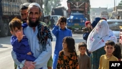 یک خانواده افغان که از پاکستان به افغانستان برگشته است.