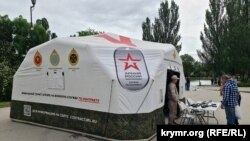 Мобільний пункт відбору на службу до ЗС РФ за контрактом у Сімферополі. Крим, 9 травня 2024 року