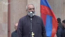 Erməni keşiş Paşinyana qarşı. Yerevan etirazları
