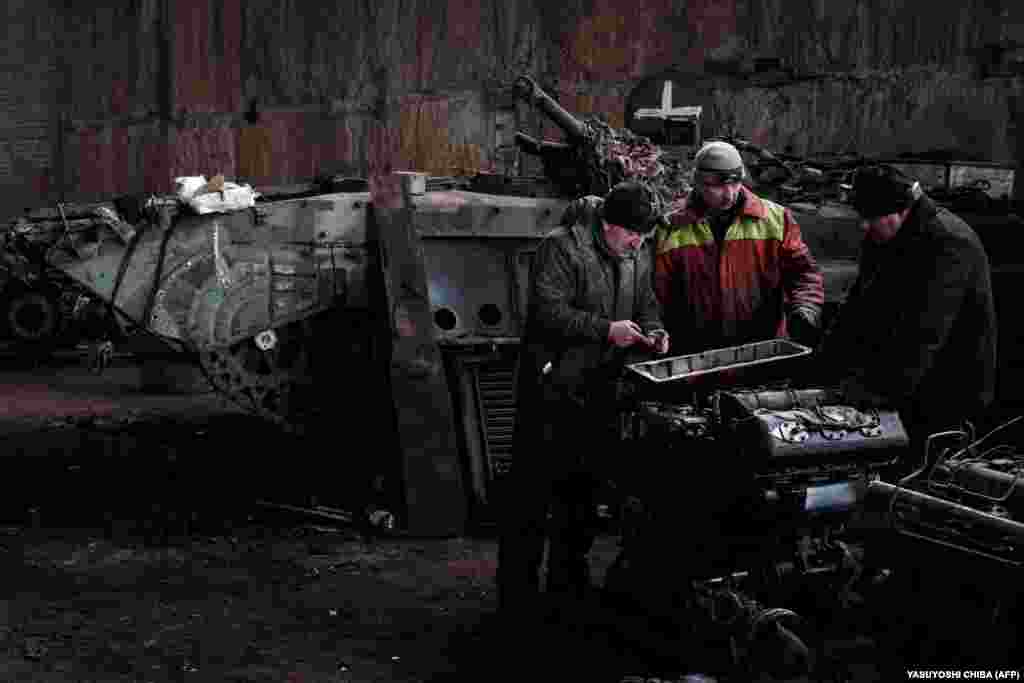 Однією з проблем механіків є робота з технікою, якої немає в українських військових, як-от бойова машина піхоти БМП-3. Кажуть, що російські посібники скачують з ынтернету &nbsp;