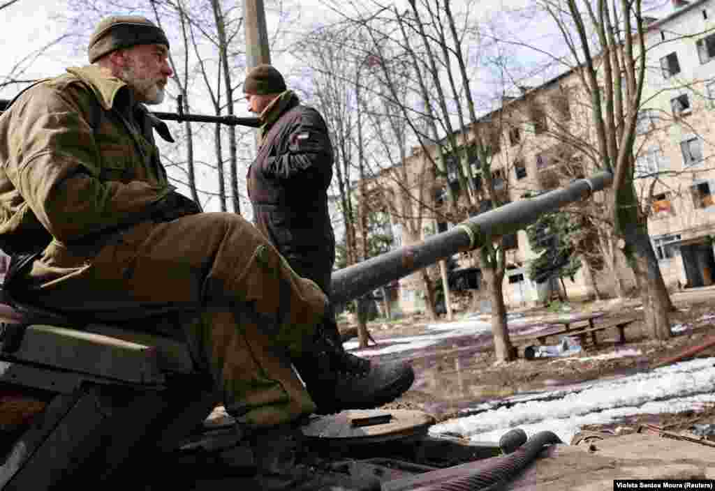 Although the majority of Bakhmut&#39;s 70,000 prewar residents have fled, the Ukrainian military believes that 1,000 to 5,000 people, mainly the elderly, the poor, and disabled, are still there as the fighting grinds on.
