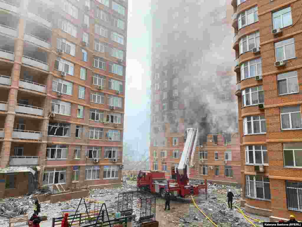 ОДЕСА &ndash; Багатоквартирний будинок, пошкоджений через ракетну атаку 29 грудня. У ньому сталася пожежа