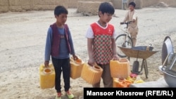 اطفال در بامیان ساعت های طولانی در انتظار می مانند تا بتوانند بشکه های خود را آب پر کرده و آن را تا راه های دور به خانه های شان منتقل کنند