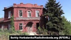 Пошкоджена обстрілами військ РФ будівля історико-культурного центру «Український Нью-Йорк», 30 червня 2024 року