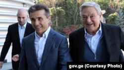 01.12.2012 - ბიძინა ივანიშვილი სოლოლაკის რეზიდენციაში იღებს ჯორჯ სოროსს. „გლობალური ომის პარტიის“ შეთქმულება ჯორჯ სოროსს „გლობალური ომის პარტიის“ მარიონეტად მიიჩნევს - „მთავარ ბრენდად ქვეყნებში ხელისუფლებების დასასუსტებლად და რევოლუციების მოსაწყობად“.