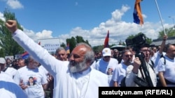 Բագրատ սրբազանը ողջունում է երթի մասնակիցներին, Երևան, 9-ը մայիսի, 2024թ․