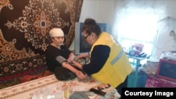 Социалдык кызматкер. Сүрөт Эмгек министрлигине таандык.