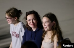 Алсу Курмашеву, звільнену з-під варти в Росії, супроводжують її доньки Бібі та Міріам Буторіни