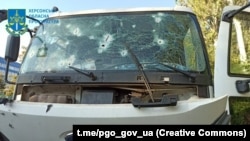 Орусиянын армиясынын аткылоосуна кабылган автоунаа. Херсон. 29-сентябрь, 2023-жыл. 