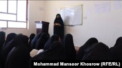 دختران دانش آموز مدرسه دینی در ولایت دایکندی 