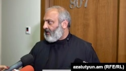 Բագրատ սրբզանը զրուցում է լրագրողների հետ, Երևան, 25-ը մայիսի, 2024թ.