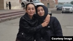 Әскерде жүргенде комаға түскен сарбаз Нұржігіт Әбділпатта мен оның анасы Жанна Жаналина. Суретті Азаттыққа Жанна Жаналина берді.