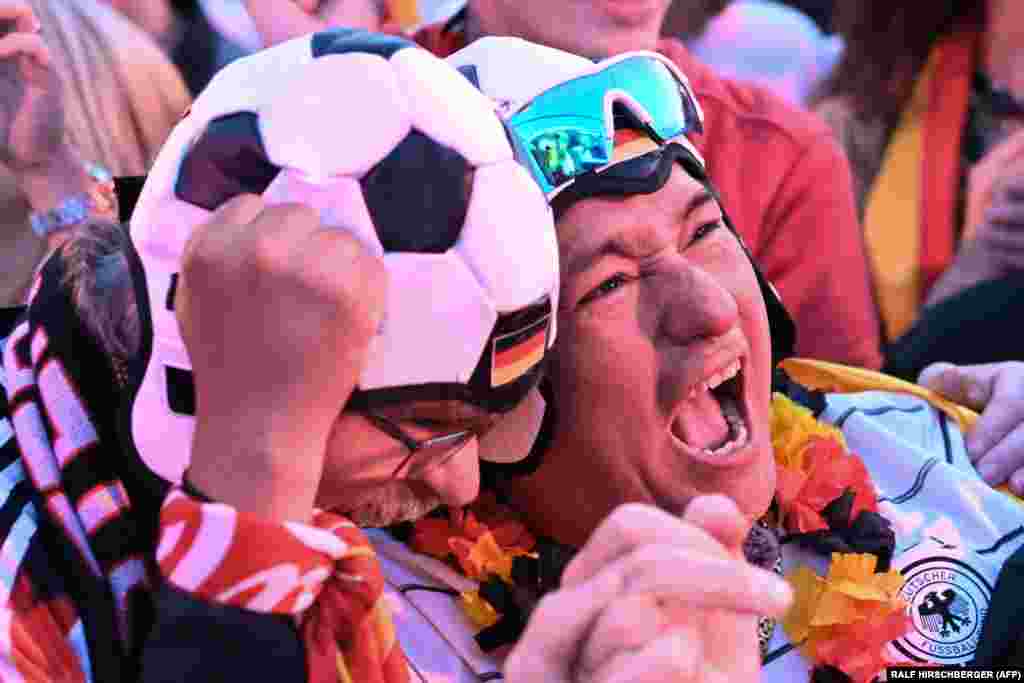 Немецкие футбольные фанаты волновались, наблюдая за тем, как их национальная сборная открывает чемпионат Евро-2024, играя против Шотландии на футбольной арене Мюнхена. 14 июня 2024 года. Участник сборной Германии Флориан Виртц забил первый гол на 10-й минуте. Окончательный счёт игры &mdash; 5:1. Германия доминировала на поле, сборная Шотландии потеряла одного игрока: Райану Портеусу дали красную карточку