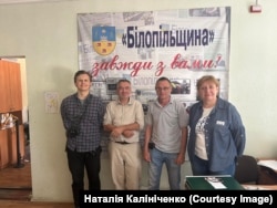 Журналіст видання Spiegel Кристофер Рутер (другий зліва) у редакції газети «Білопільщина»