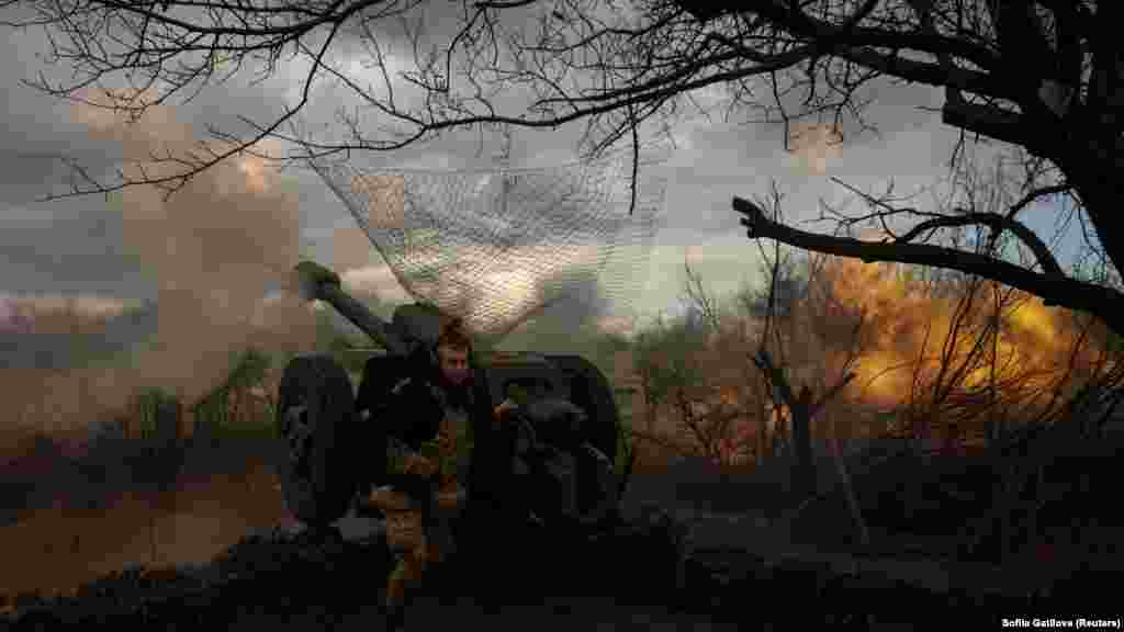 Ukrainian artillerymen punish Russian positions.