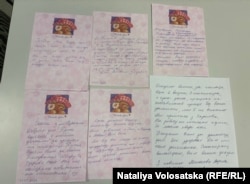 Листи-подяки, які біженці з України залишили у пункті допомоги «Під парасолею». Варшава, Польща, 19 лютого 2024 року