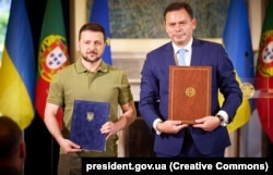 Президент України Володимир Зеленський і прем’єр-міністр Португалії Луїш Монтенегру (праворуч) після підписання двосторонньої Угоди про співробітництво у сфері безпеки. Лісабон, 28 травня 2024 року (фото ілюстраційне)