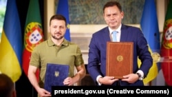 Президент України Володимир Зеленський і прем’єр-міністр Португалії Луїш Монтенегру (праворуч) після підписання двосторонньої угоди про співпрацю у сфері безпеки. Лісабон, 28 травня 2024 року 