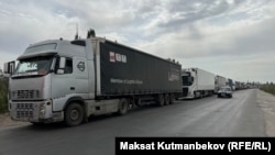 Кыргыз-казак чек арасындагы жүк ташуучу унаалар. (архив)