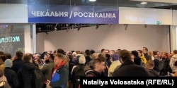 Прийшли і ті, хто воліє записатися на пізніші дати. Усі дати до 6 січня вже забронювали