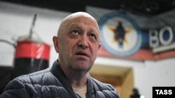 "Вагнер" менчик аскердик компаниясынын башчысы Евгений Пригожин орус журналисттери менен жолугушуп жаткан учур. 6-июнь, 2023-жыл. 