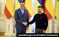 Премьер-министр Испании Педро Санчес и президент Украины Владимир Зеленский
