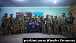 Президент України Володимир Зеленський під час поїздки на Донеччину відвідав підрозділи ЗСУ, які відзначились у важких боях на Бахмутському напрямку, 26 червня 2023 року 