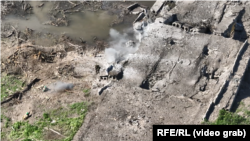 Зруйнований міст, з-під якого танкісти вибивали російських військових